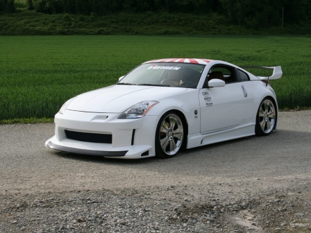 med_Nissan350Z